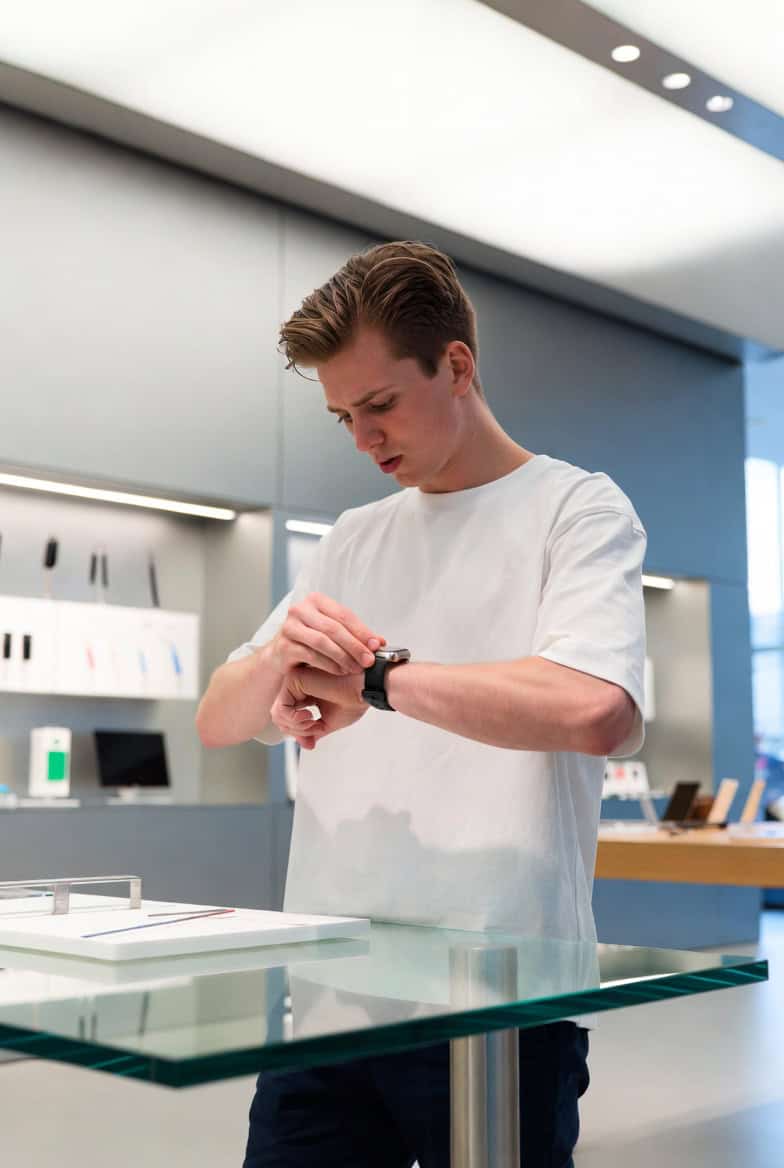 chico con smarthwatch removil